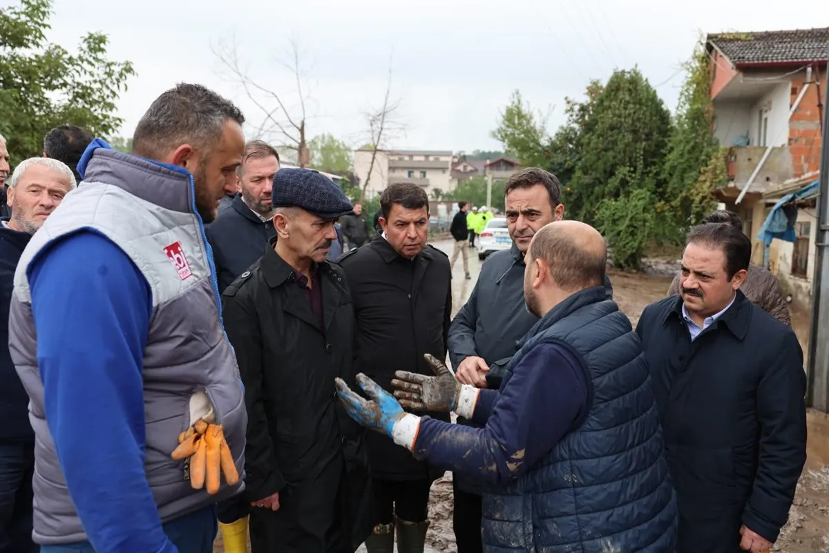 Vali Aktaş, selden etkilenen Başiskele’de incelemelerde bulundu