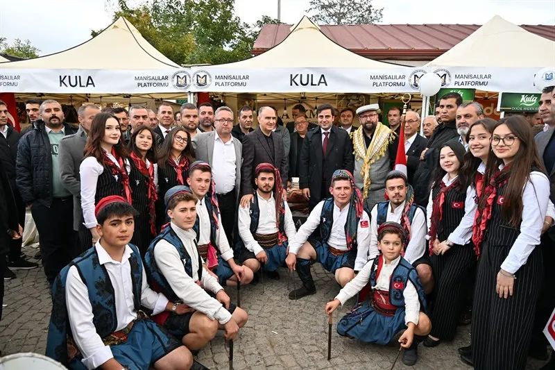 Manisa Valisi Özkan, “İzmir’de Manisa Kültür ve Sanat Festivali’ne katıldı
