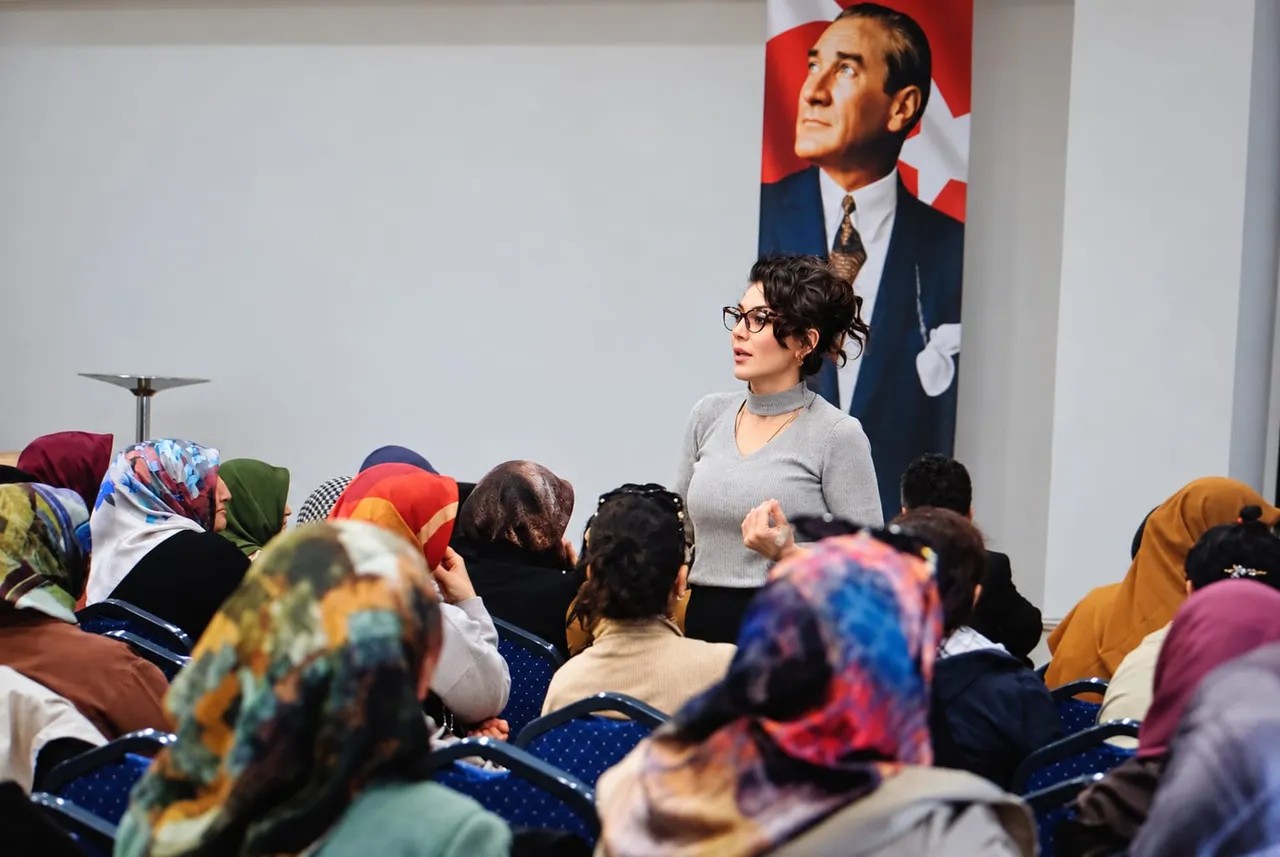 Sivas Cumhuriyet Üniversitesinden “Aile Seminerleri” programı: "Aynı Evde Yaşıyoruz, Peki Aynı Yükü mü Taşıyoruz?"