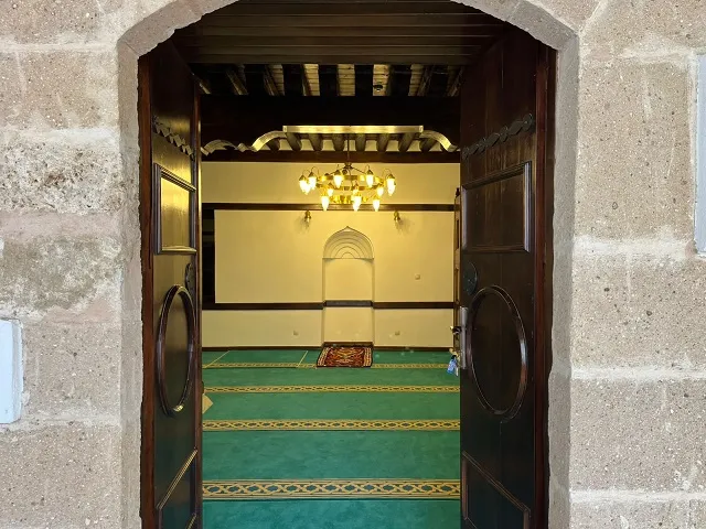 Hanımefendi Tarihi Akcami’ye ziyarette bulundu