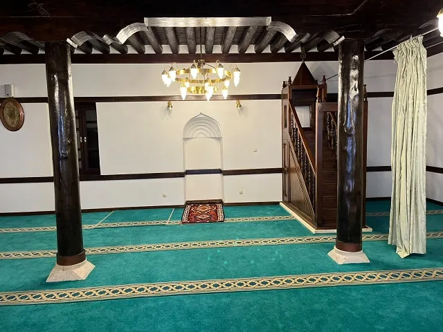 Hanımefendi Tarihi Akcami’ye ziyarette bulundu