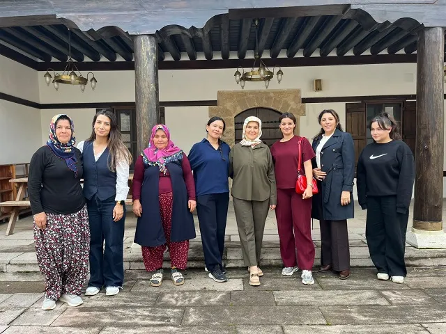 Hanımefendi Tarihi Akcami’ye ziyarette bulundu