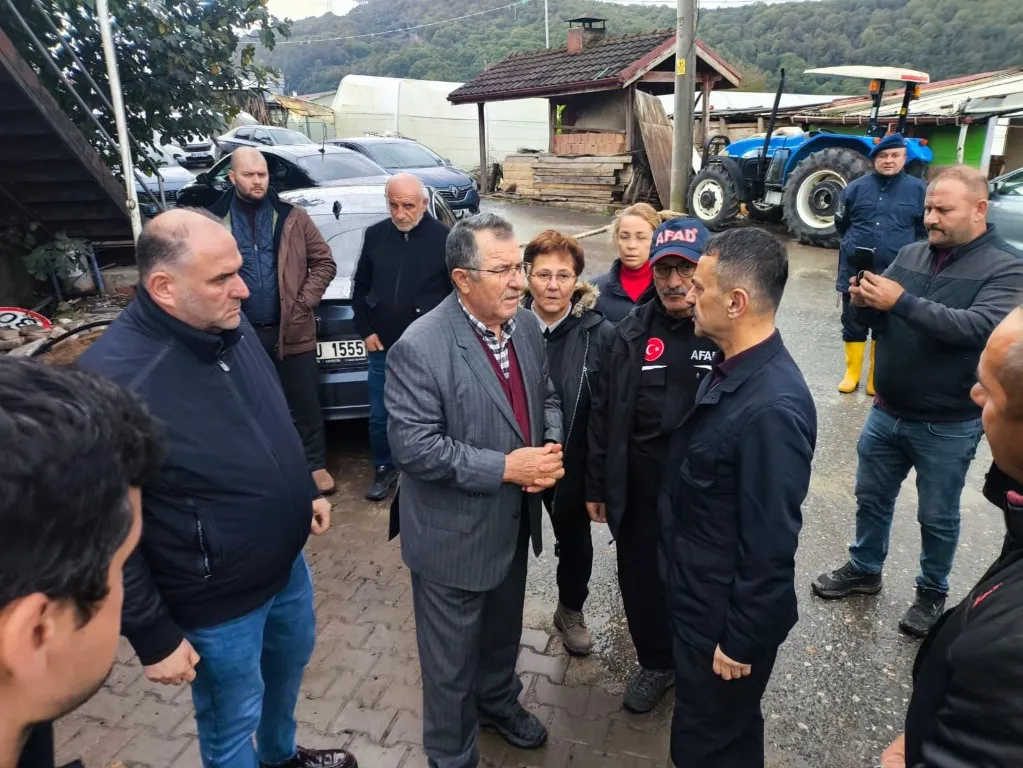 Vali Aktaş, Gebze’de Sele kapılan vatandaşları arama çalışmalarında incelemelerde bulundu