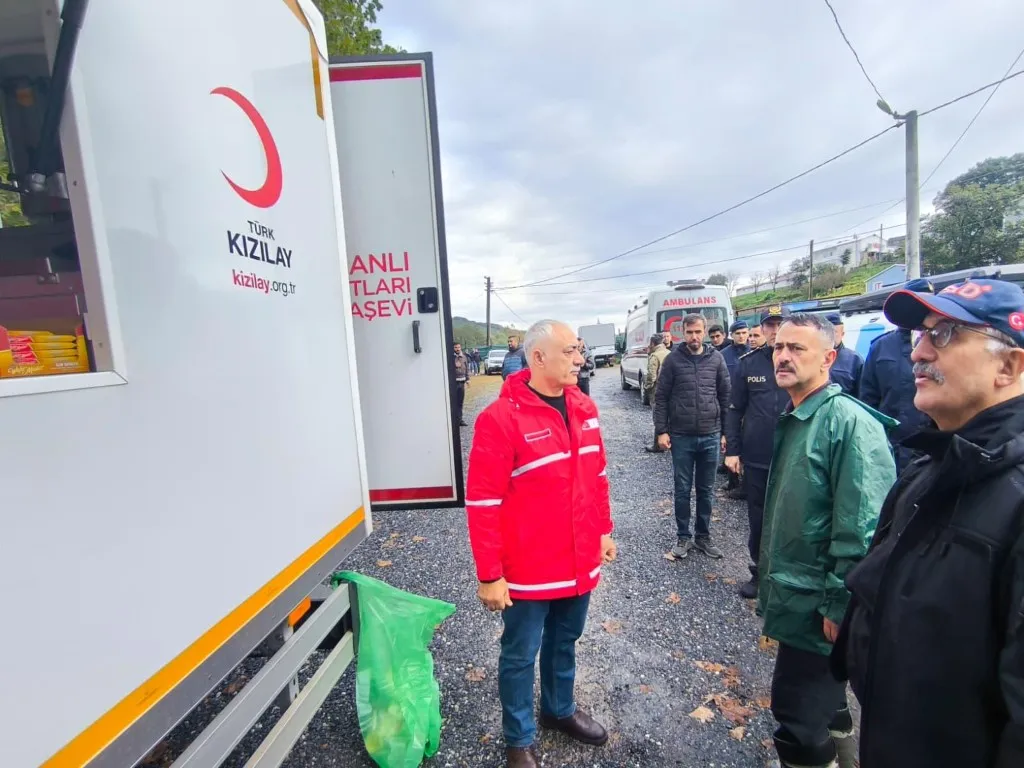 Vali Aktaş, Gebze’de Sele kapılan vatandaşları arama çalışmalarında incelemelerde bulundu