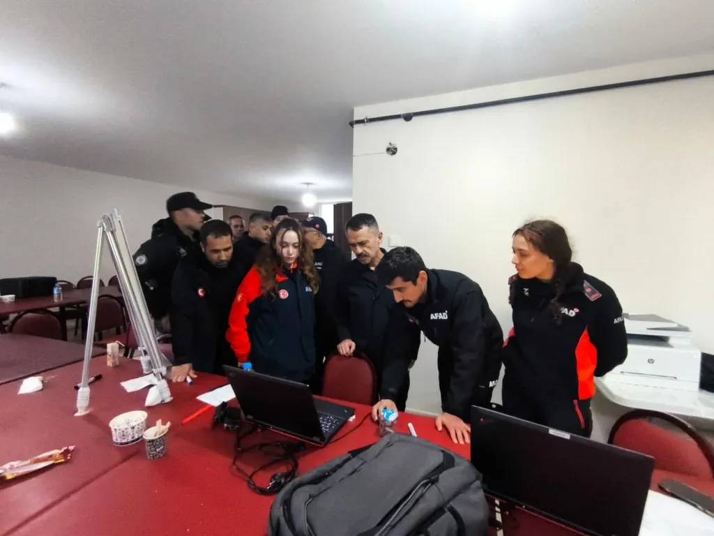 Vali Aktaş, Gebze’de Sele kapılan vatandaşları arama çalışmalarında incelemelerde bulundu