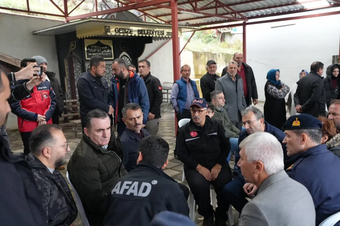 Vali Aktaş, Gebze’de Sele kapılan vatandaşları arama çalışmalarında incelemelerde bulundu