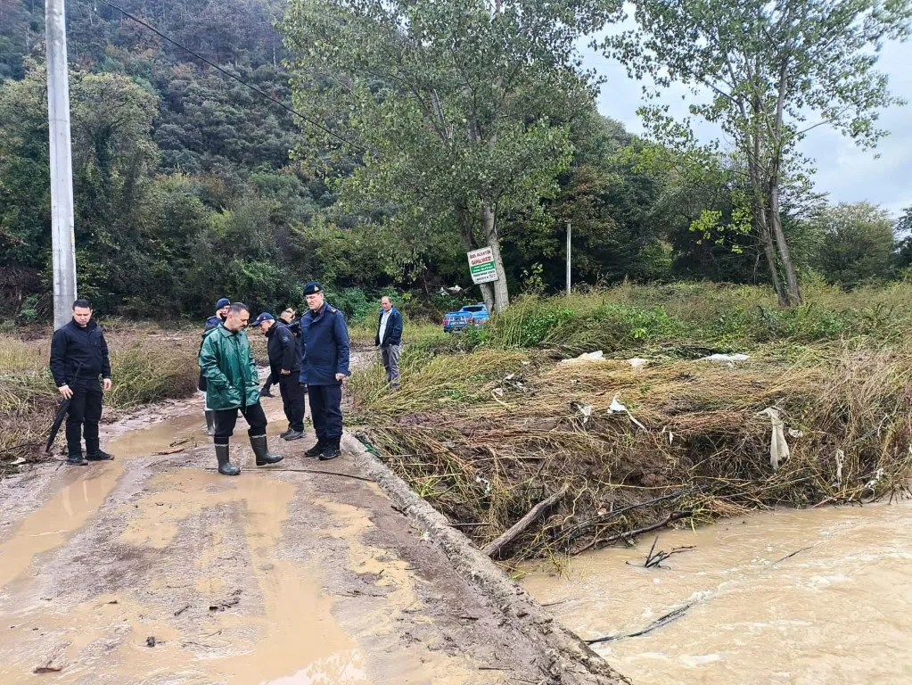 Vali Aktaş, Gebze’de Sele kapılan vatandaşları arama çalışmalarında incelemelerde bulundu