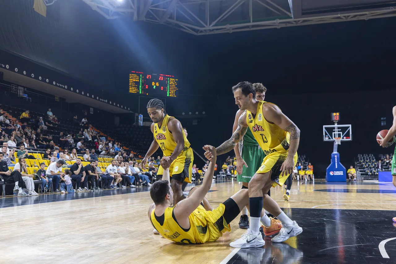 Başkan Vekili Genç, MSK-Darüşşafaka Lassa karşılaşmasını izledi
