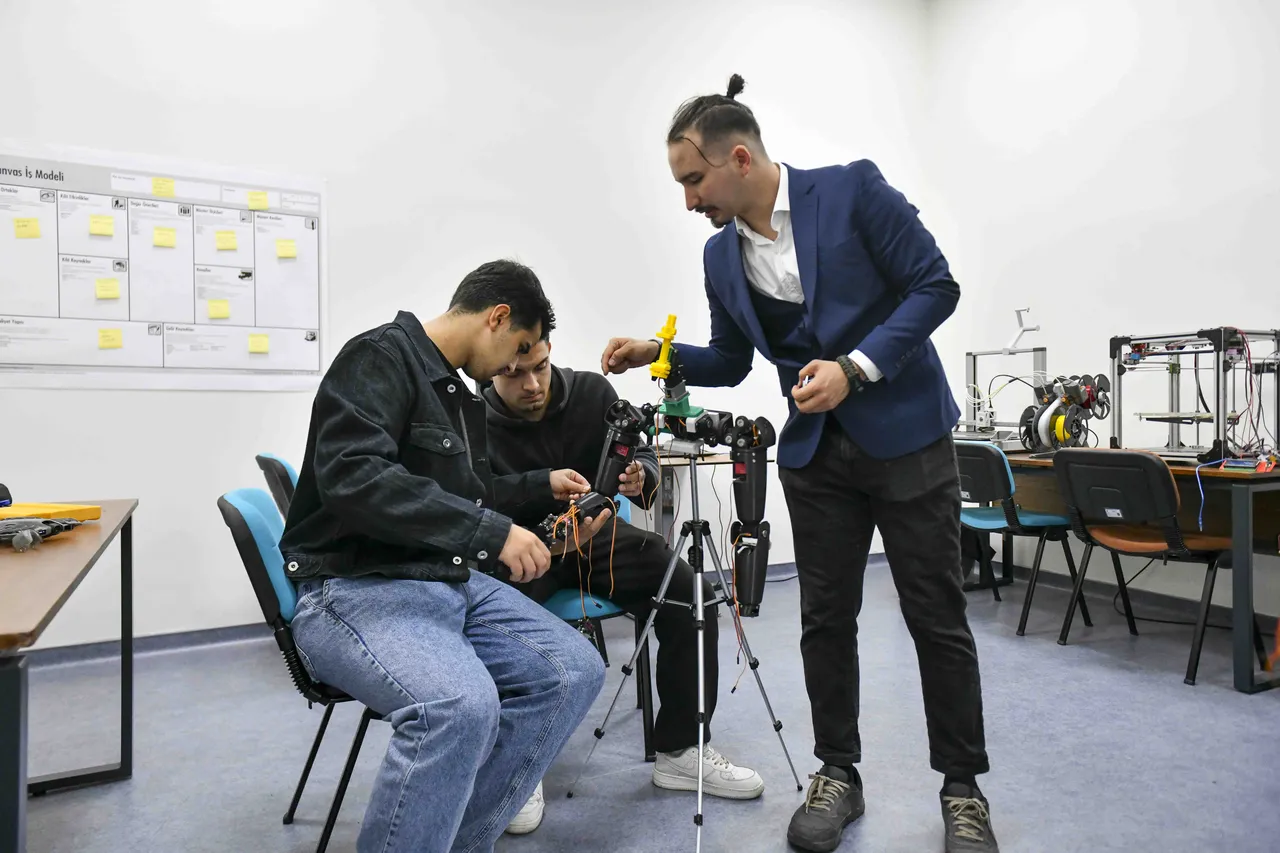 ABB’nin teknoloji, robotik ve mühendislik atölyesi gençleri bekliyor