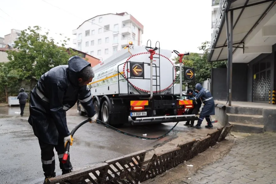 Gebze Belediyesi ekiplerinden sağanak mesaisi