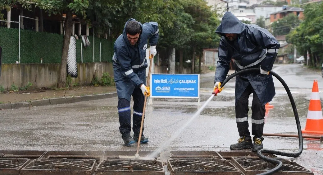 Gebze Belediyesi ekiplerinden sağanak mesaisi