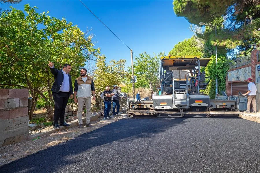 Başkan Uzun, Limanreis Mahallesi’nde devam eden asfalt serim çalışmalarını inceledi