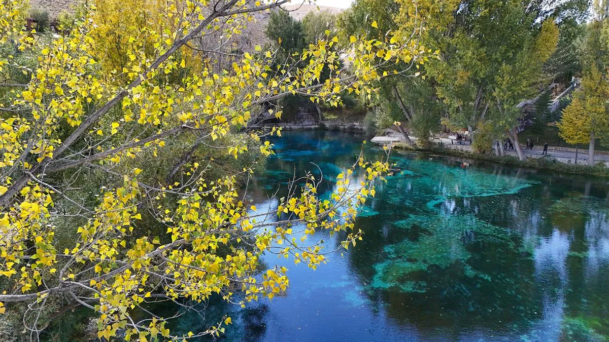 Sivas'ın Doğa Harikası Gökpınar Gölü sonbahar renkleriyle büyülüyor
