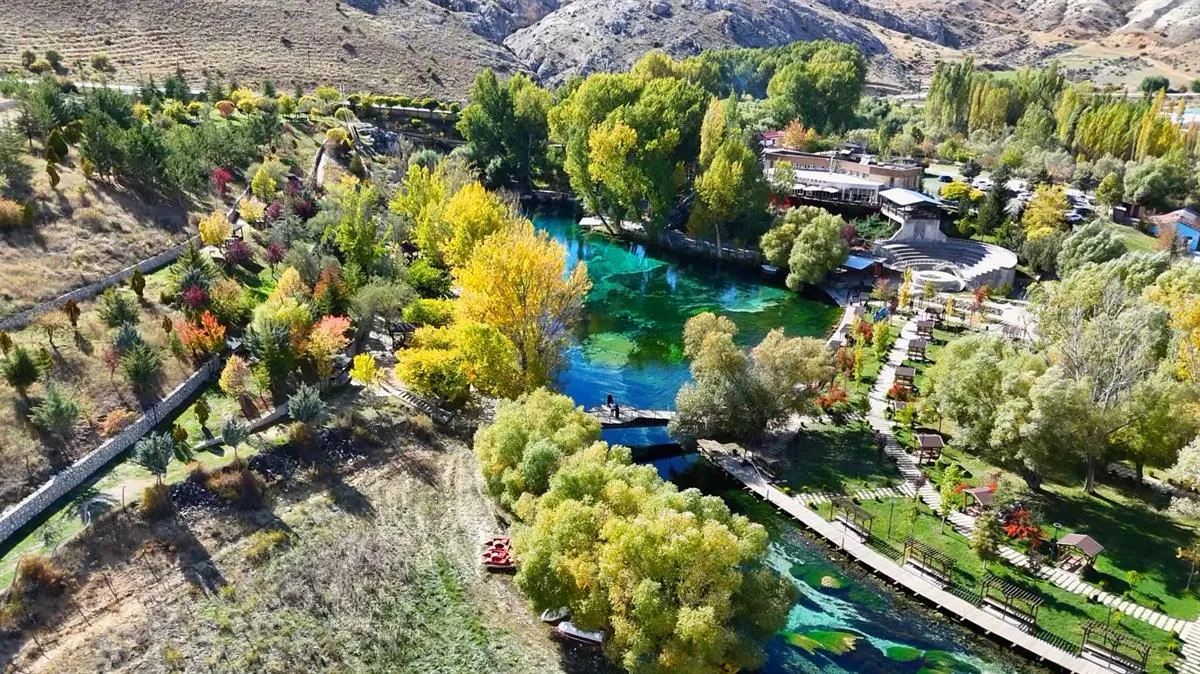 Sivas'ın Doğa Harikası Gökpınar Gölü sonbahar renkleriyle büyülüyor
