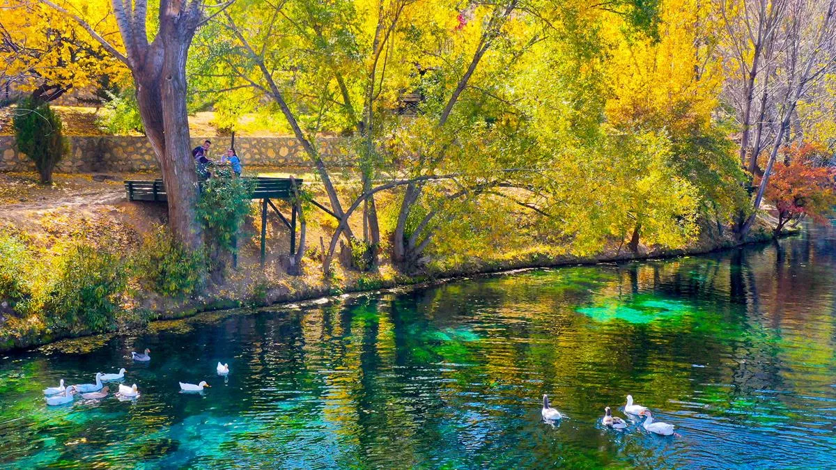 Sivas'ın Doğa Harikası Gökpınar Gölü sonbahar renkleriyle büyülüyor