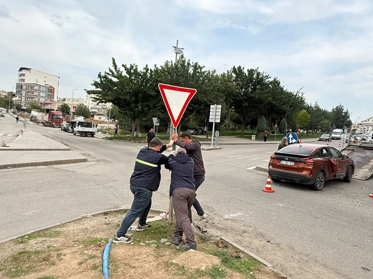 Trafik güvenliği için yol ve işaretleme çalışmaları sürüyor
