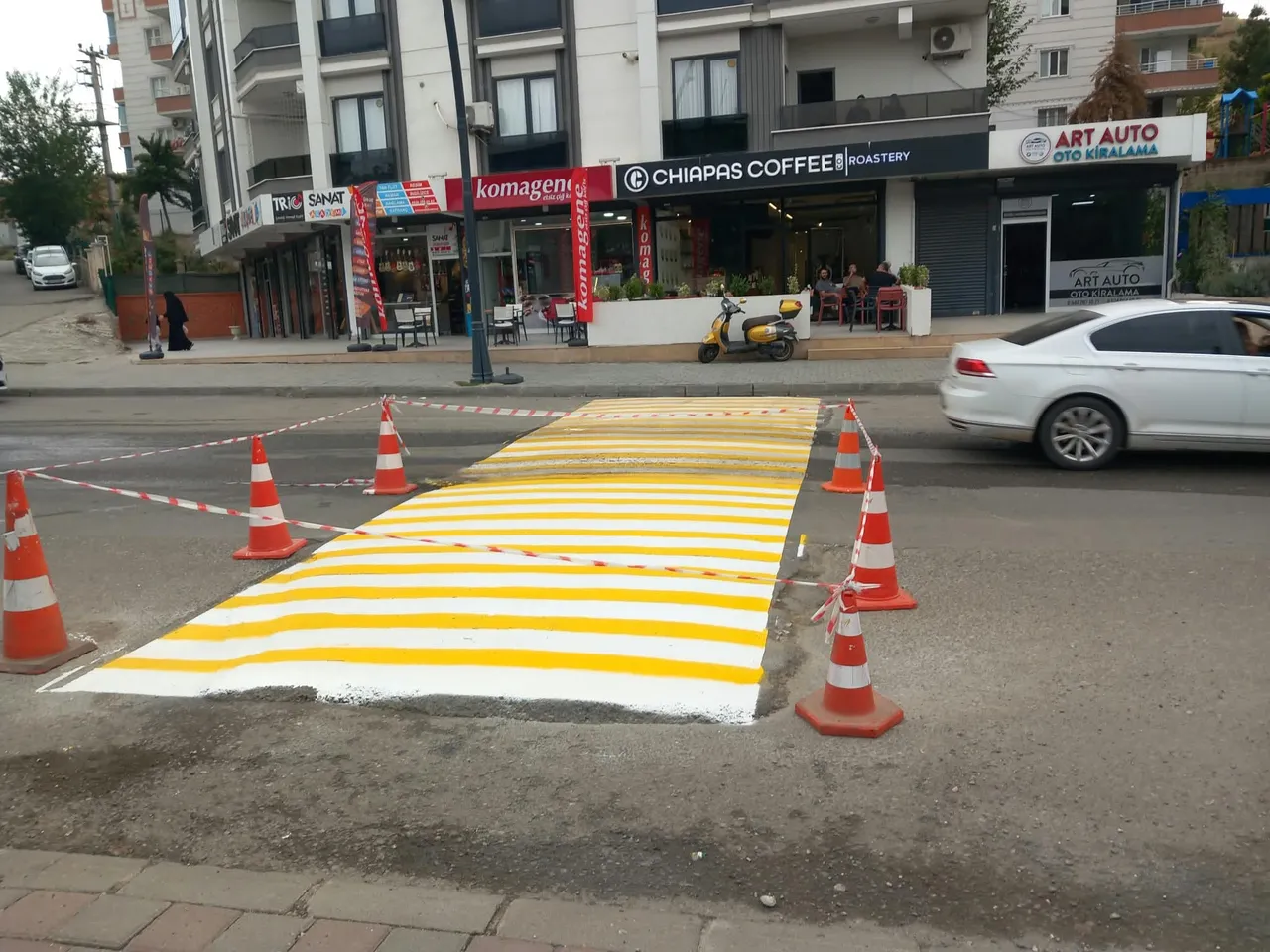 Trafik güvenliği için yol ve işaretleme çalışmaları sürüyor