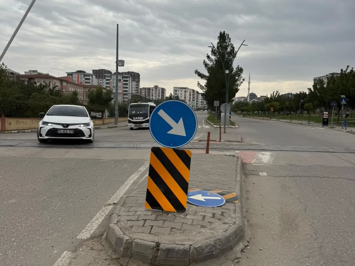 Trafik güvenliği için yol ve işaretleme çalışmaları sürüyor