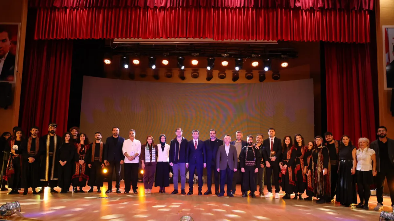 AB-ı Hayat Efsanesi tiyatroseverlerle buluştu