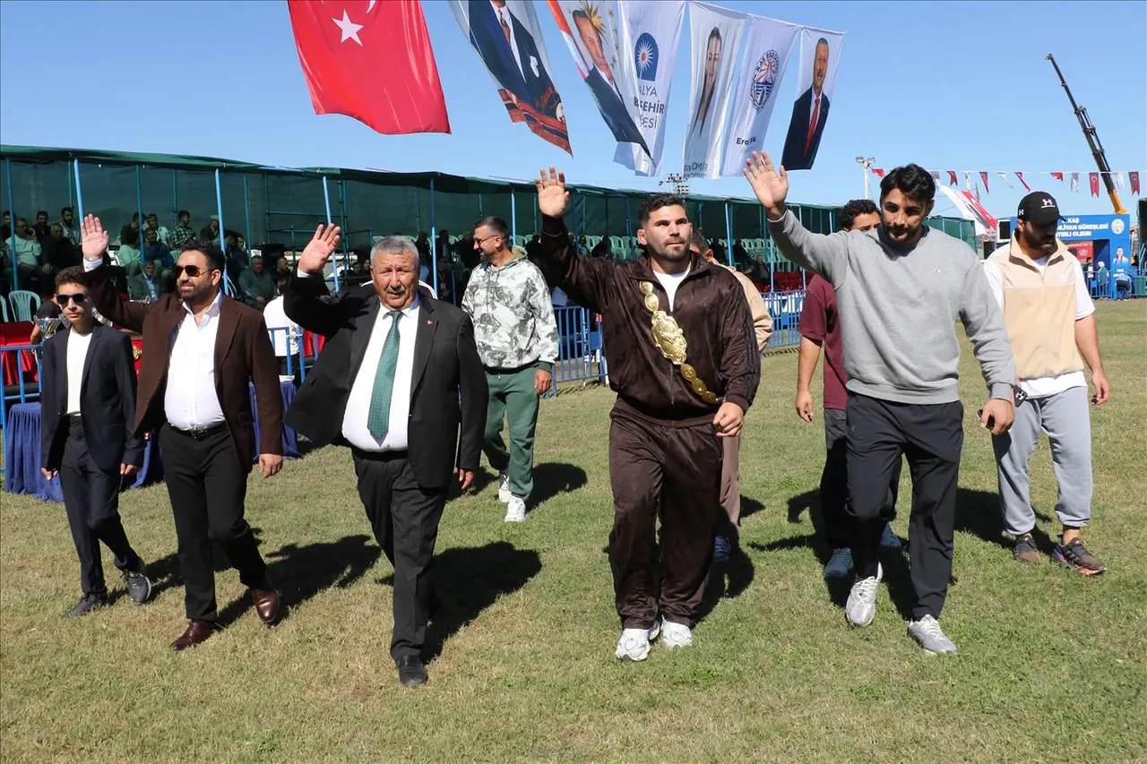 5. Geleneksel Kaş Belediyesi Yağlı Pehlivan Güreşleri'nin Başpehlivanı Erkan Taş oldu