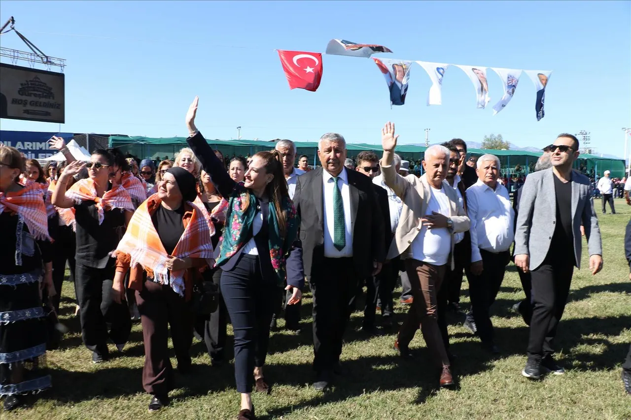 5. Geleneksel Kaş Belediyesi Yağlı Pehlivan Güreşleri'nin Başpehlivanı Erkan Taş oldu
