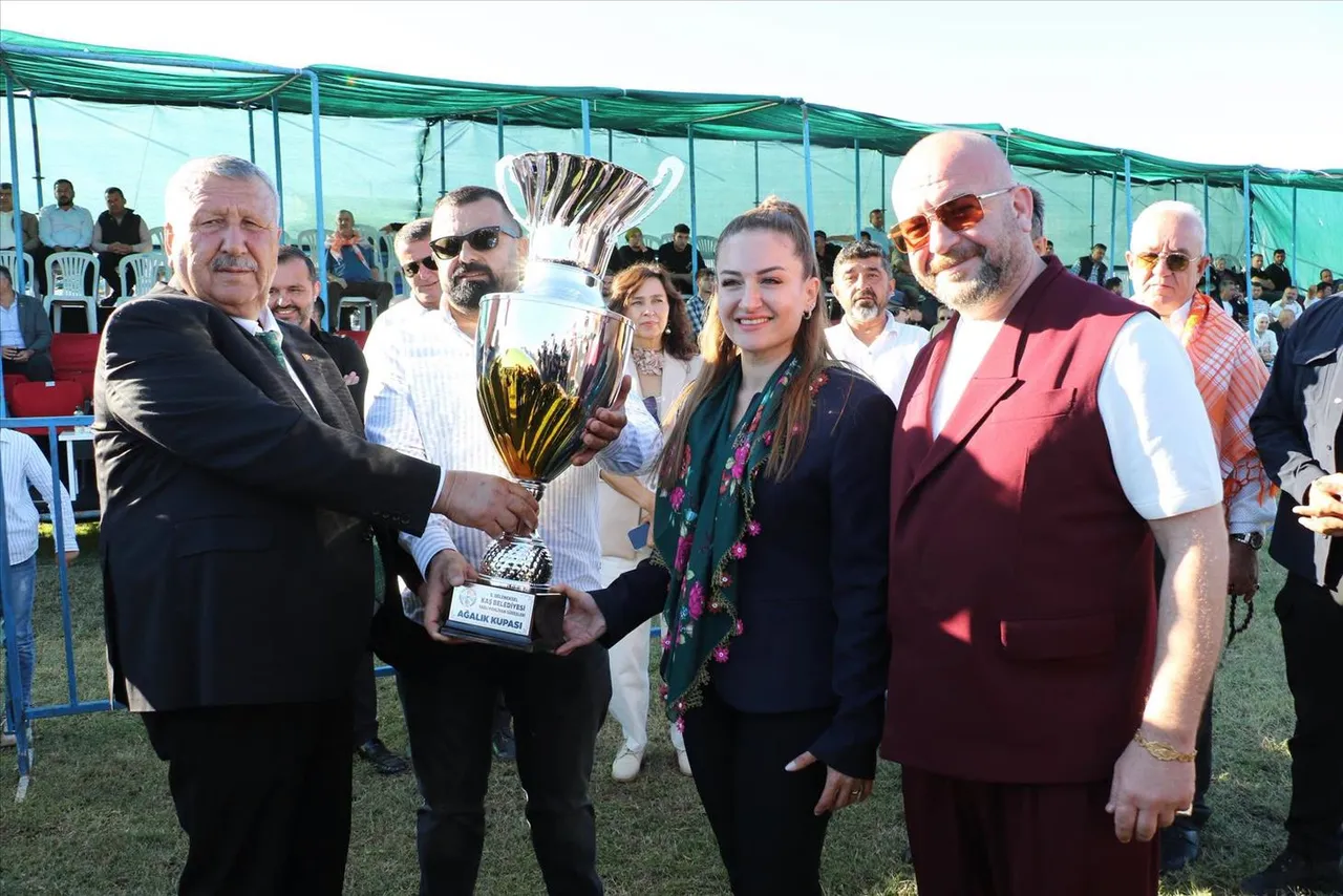5. Geleneksel Kaş Belediyesi Yağlı Pehlivan Güreşleri'nin Başpehlivanı Erkan Taş oldu
