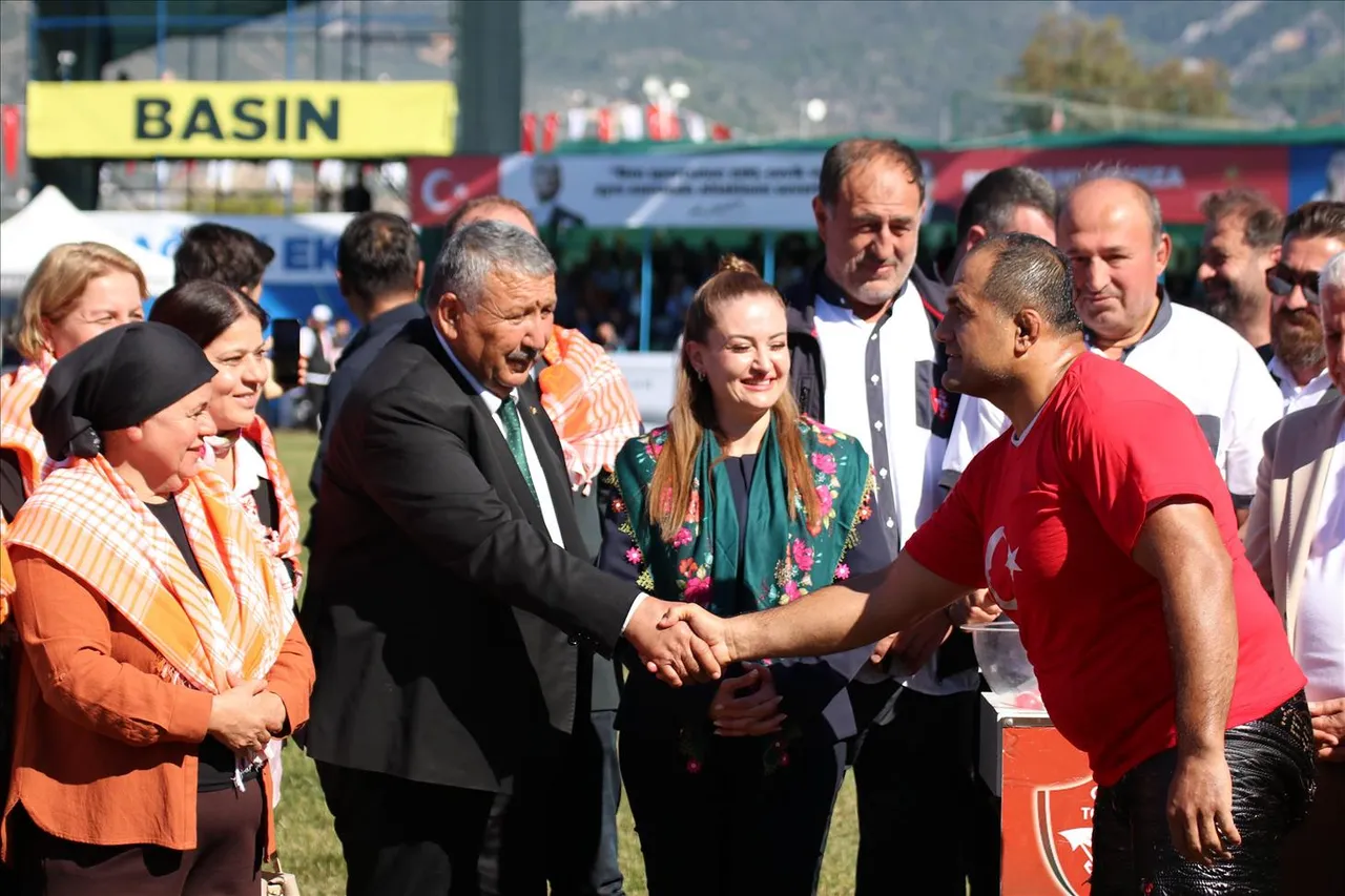5. Geleneksel Kaş Belediyesi Yağlı Pehlivan Güreşleri'nin Başpehlivanı Erkan Taş oldu
