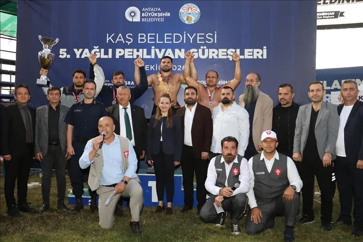 5. Geleneksel Kaş Belediyesi Yağlı Pehlivan Güreşleri'nin Başpehlivanı Erkan Taş oldu