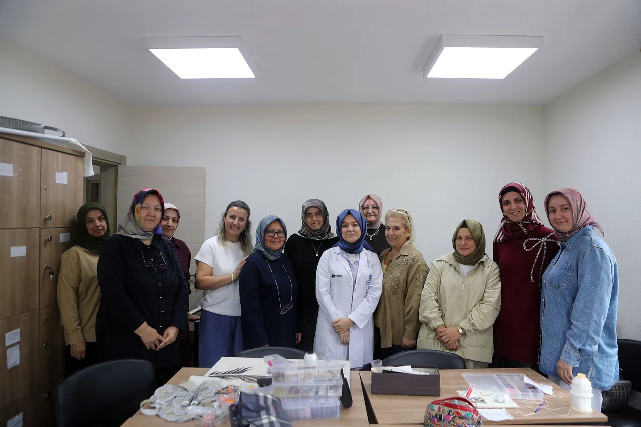 Ozanlar SAMEK’te eski eşyalar sanatla buluşuyor, el emeği kazanca dönüşüyor