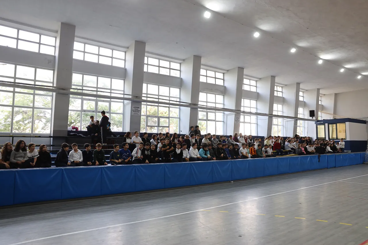 Büyükşehir, geleceğin voleybolcularını yetenek taramalarıyla keşfediyor