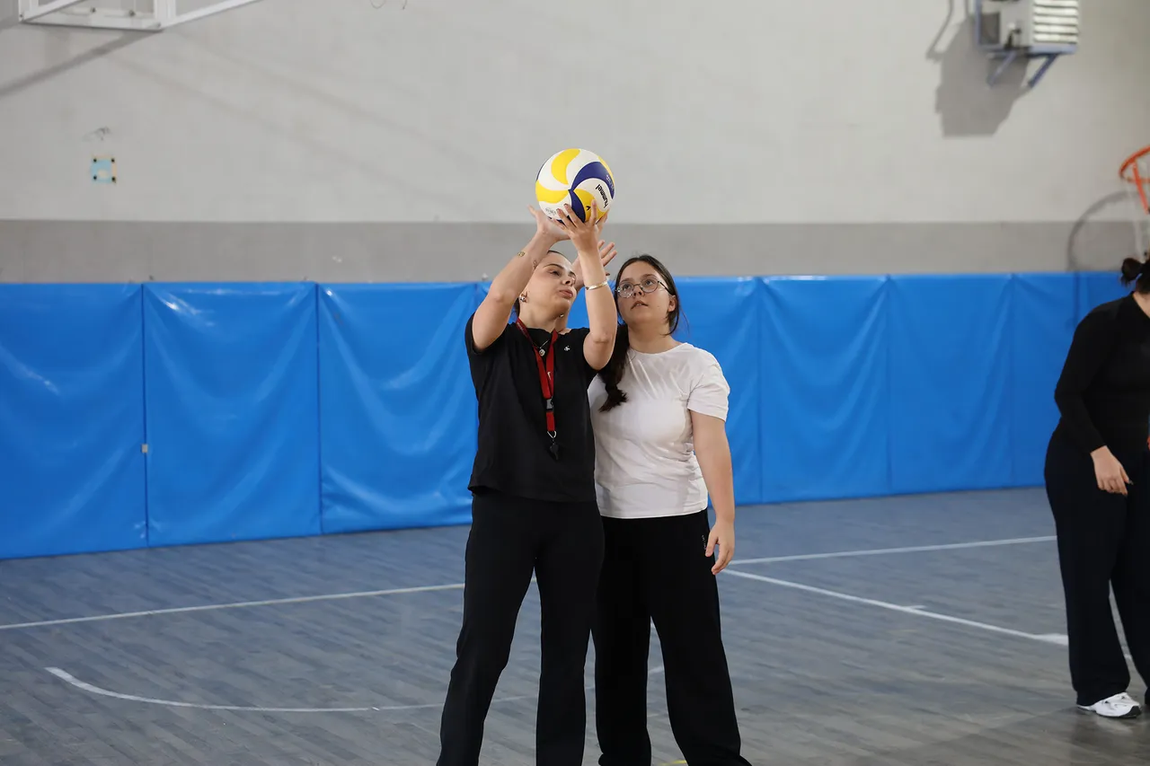 Büyükşehir, geleceğin voleybolcularını yetenek taramalarıyla keşfediyor