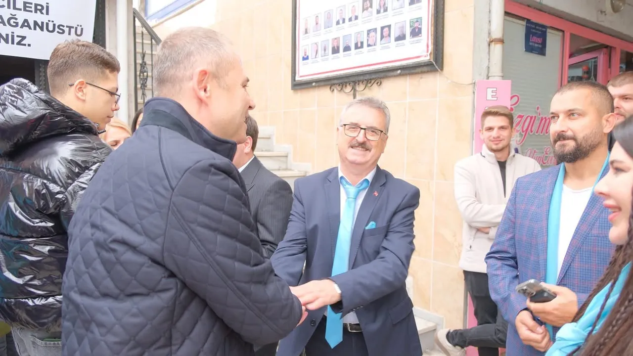 Kırklareli Belediyesi, Kırklareli Berberler Kuaförler ve Güzellik Salonu İşletmecileri Esnaf ve Sanatkârlar Odasının olağanüstü seçiminde bir araya geldi