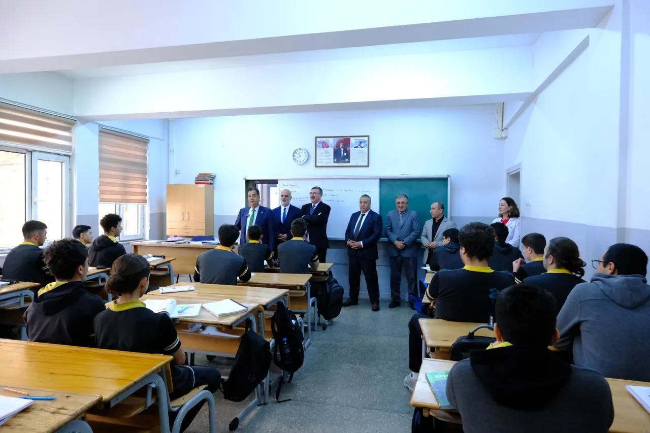 Sivas Cumhuriyet Üniversitesi Rektörü Şengönül, Mezunu Olduğu İmam Hatip Lisesi'ne bu kez Rektör olarak döndü