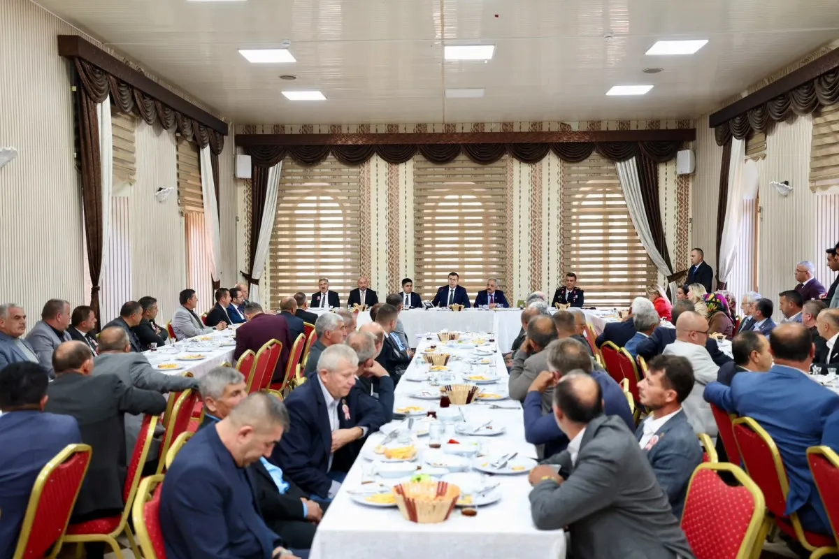 Niğde Valisi Akmeşe, 19 Ekim Muhtarlar Günü programında muhtarlarla bir araya geldi