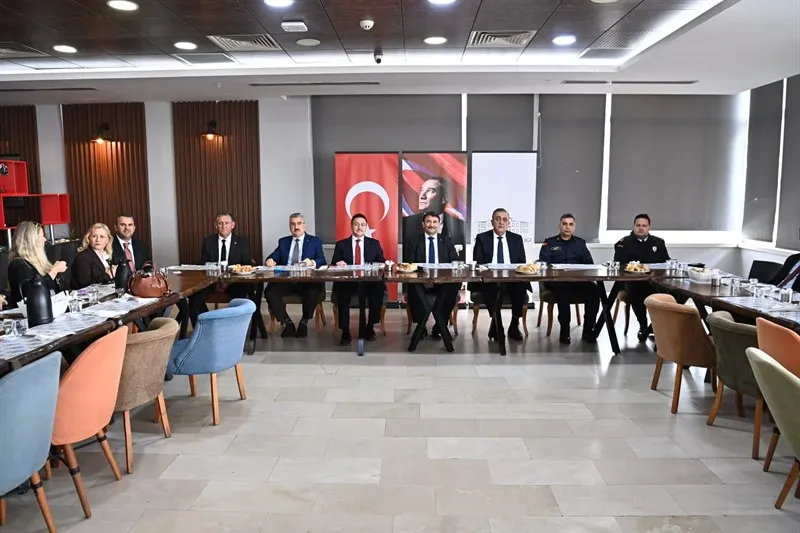 Vali Vekili Çek Kahvaltıda Muhtarlarla bir araya geldi