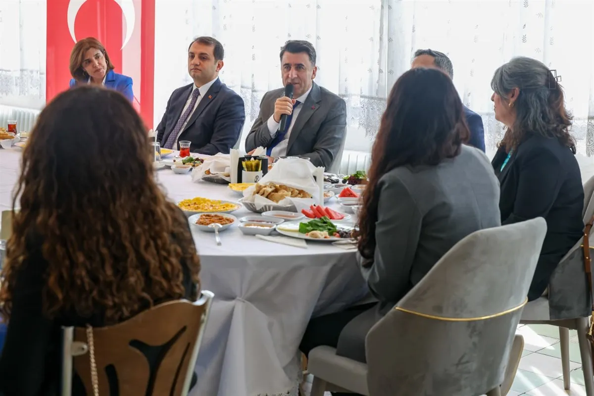 Tunceli Valisi Aygöl, Muhtarlarla bir araya geldi