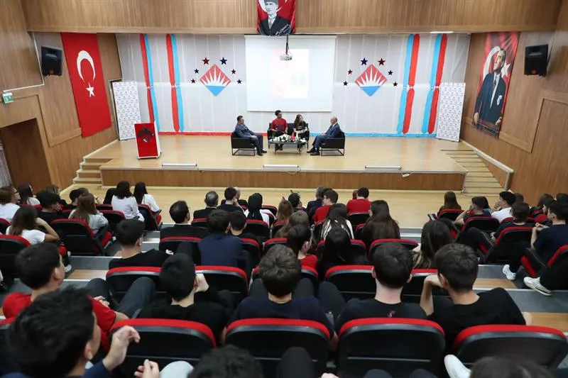 Vali Erol, öğrencilerle tecrübelerini paylaştı