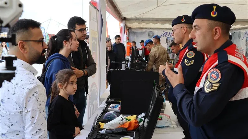 Kayseri’de Jandarma Ekipleri Bilimfest etkinliklerinde vatandaşlarla buluştu