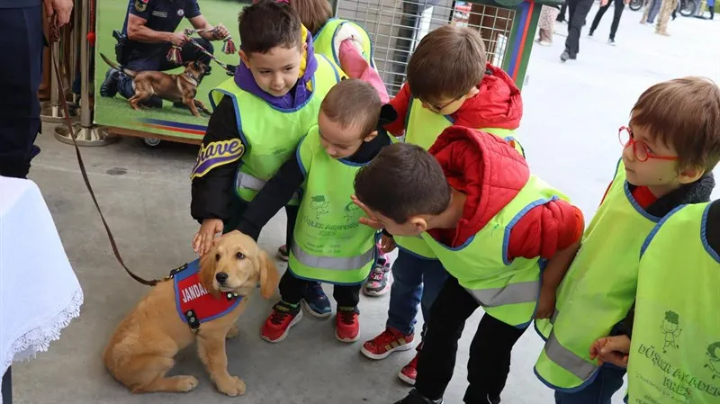 Kayseri’de Jandarma Ekipleri Bilimfest etkinliklerinde vatandaşlarla buluştu