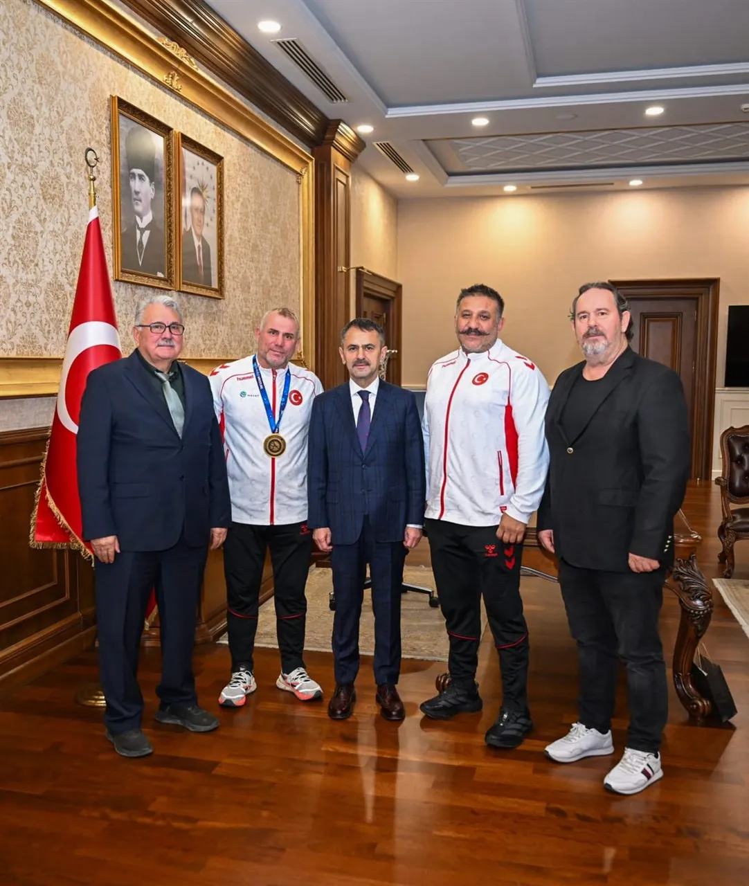Dünya veteranlar güreş şampiyonasında 1. olan Milli takım güreşçisi kahveciler ve 5. olan Milli takım güreşçisi Yeşil’den Vali Aktaş’a ziyaret