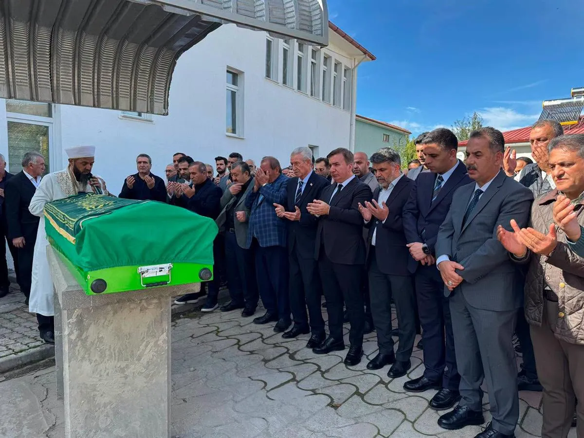 Erzincan Valisi Hamza Aydoğdu Çukurkuyu Merkez Camii'nde düzenlenen cenaze merasimine katıldı