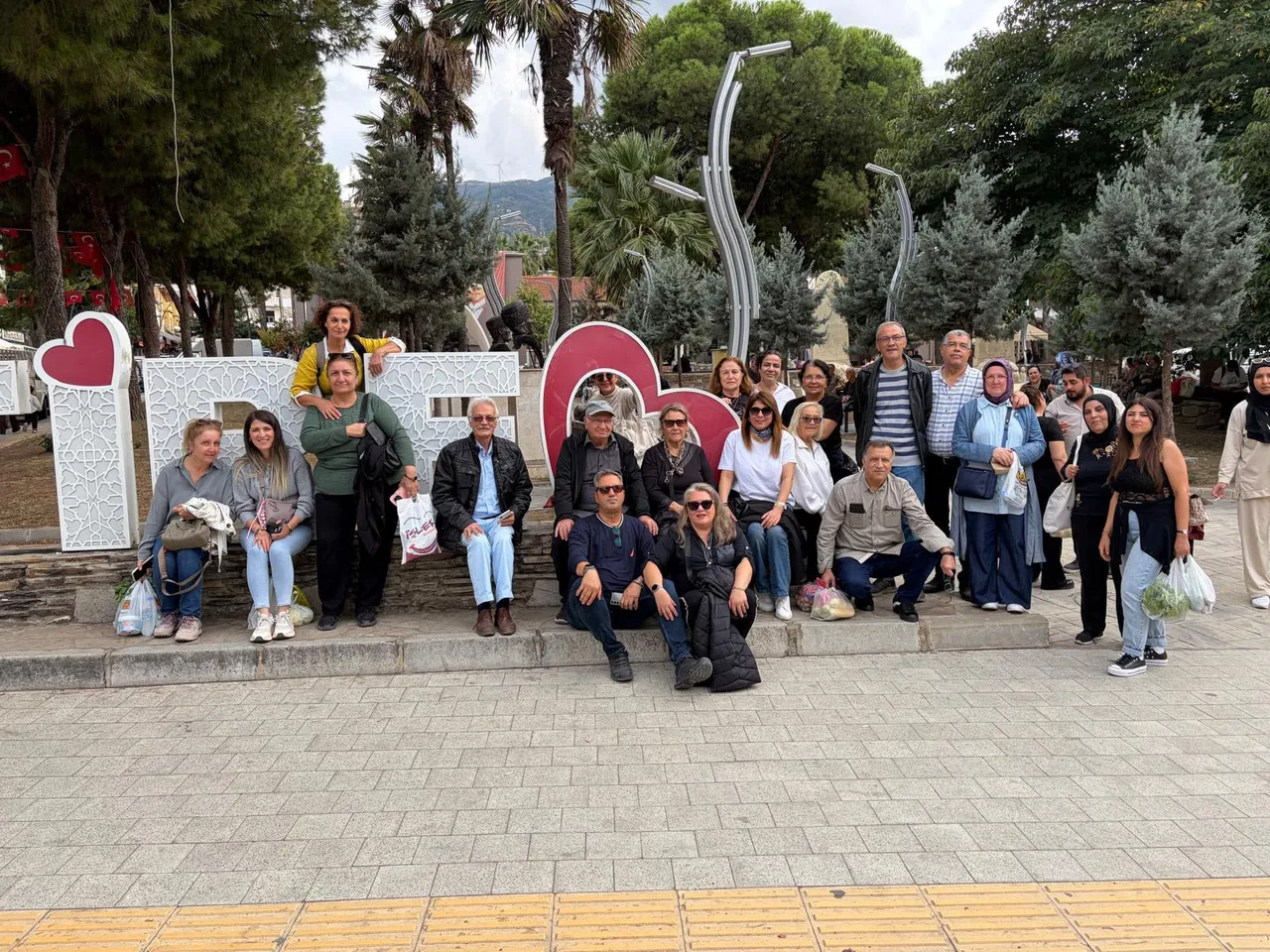Konak Belediyesi’nden gaziler ve şehit ailelerine gezi
