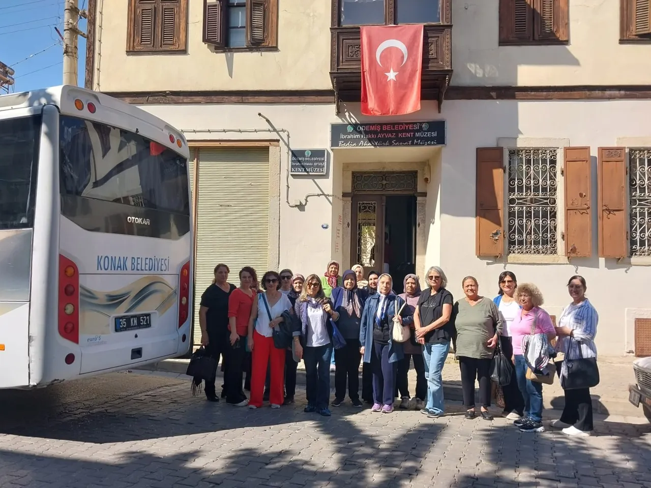 Konak Belediyesi’nden gaziler ve şehit ailelerine gezi
