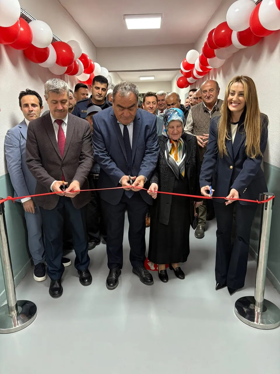 Mustafakemalpaşa Kaymakamı Mehmet Okur Koşuboğazı Ortaokulunda konferans salonu açılışına katıldı