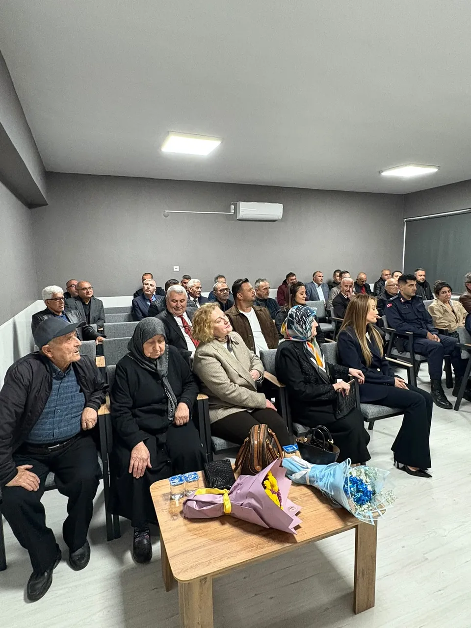 Mustafakemalpaşa Kaymakamı Mehmet Okur Koşuboğazı Ortaokulunda konferans salonu açılışına katıldı