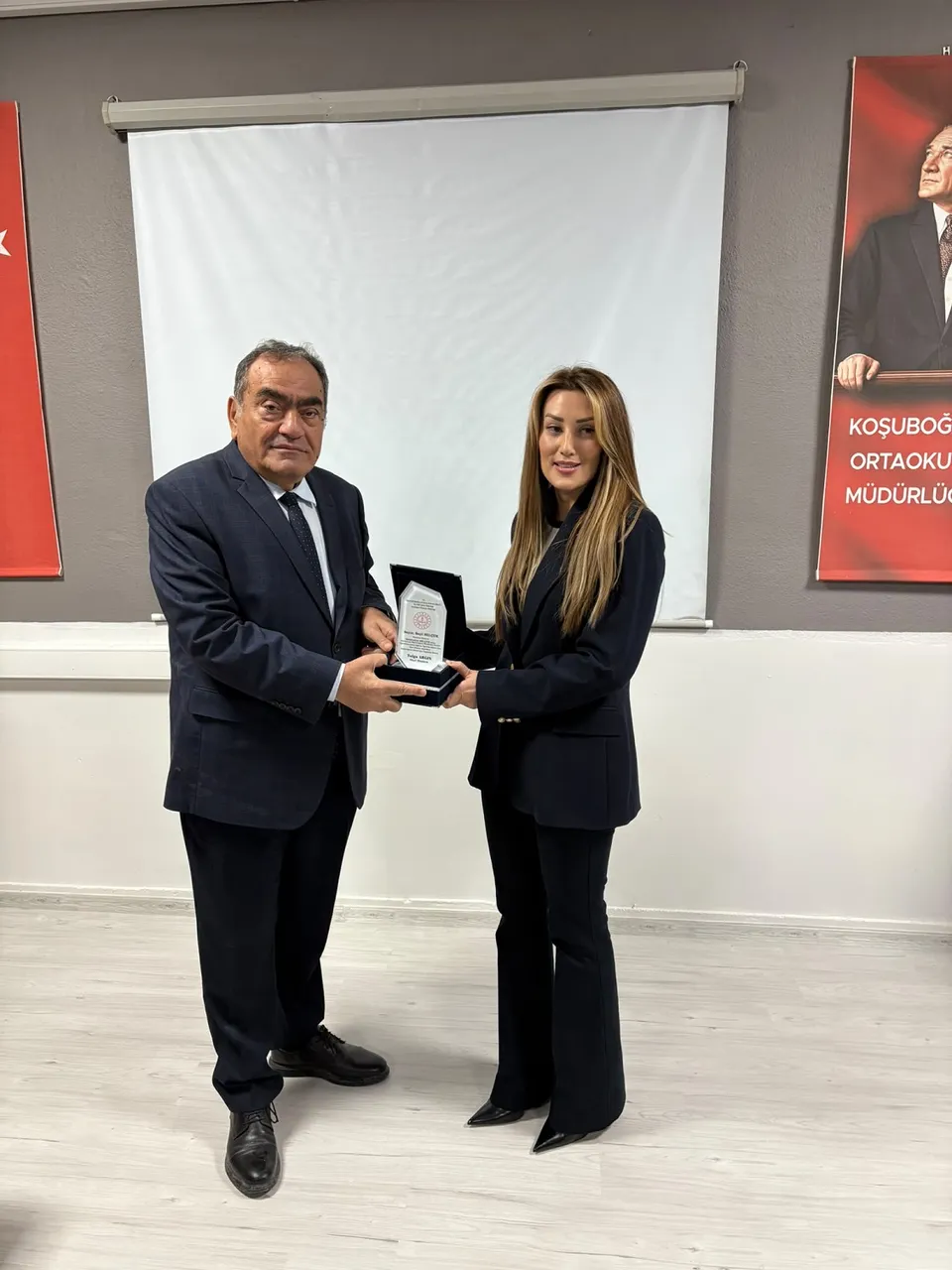 Mustafakemalpaşa Kaymakamı Mehmet Okur Koşuboğazı Ortaokulunda konferans salonu açılışına katıldı