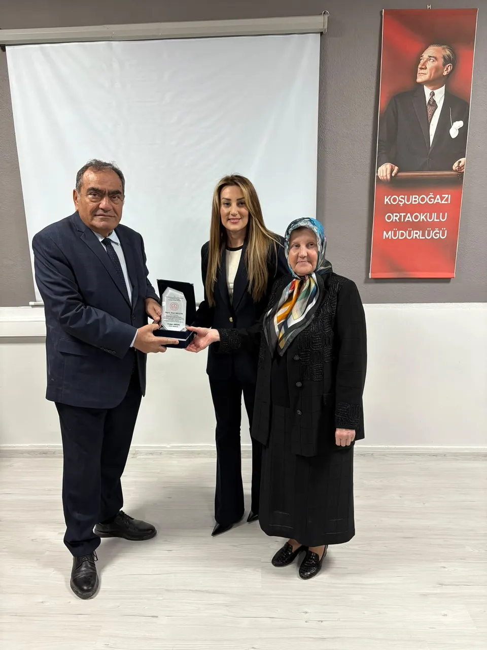 Mustafakemalpaşa Kaymakamı Mehmet Okur Koşuboğazı Ortaokulunda konferans salonu açılışına katıldı