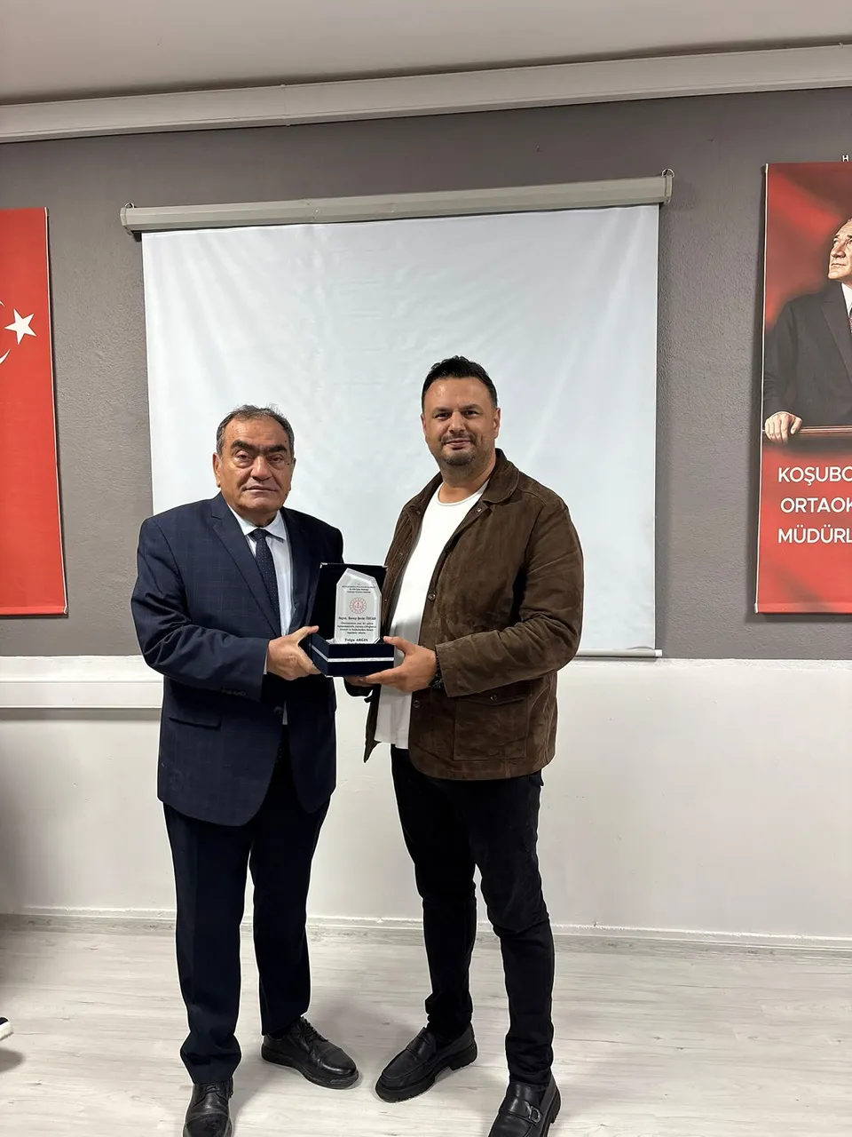 Mustafakemalpaşa Kaymakamı Mehmet Okur Koşuboğazı Ortaokulunda konferans salonu açılışına katıldı