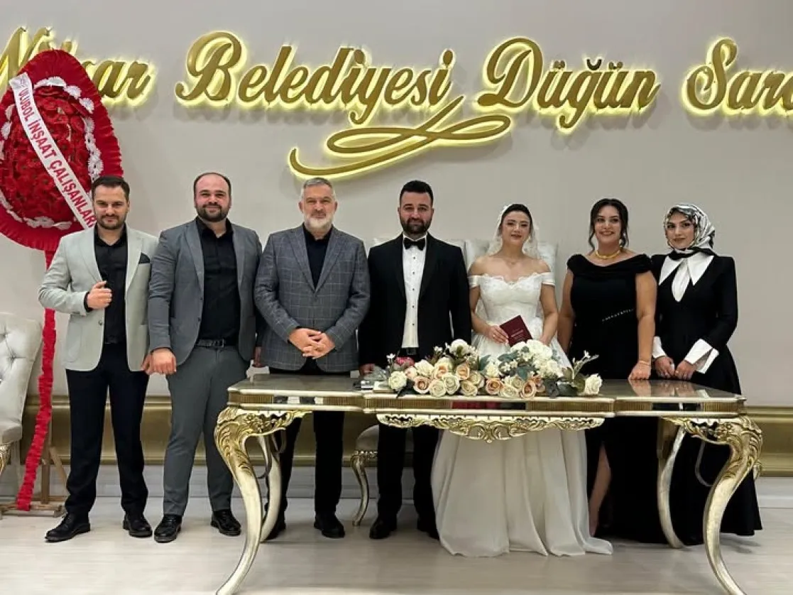 Niksar Belediye Başkanı Semih Tepebaşı, Deniz Öğüd ile Halit Can Özmet çiftin nikâh merasimine katılarak bu ve özel günlerinde mutluluklarına ortak oldu