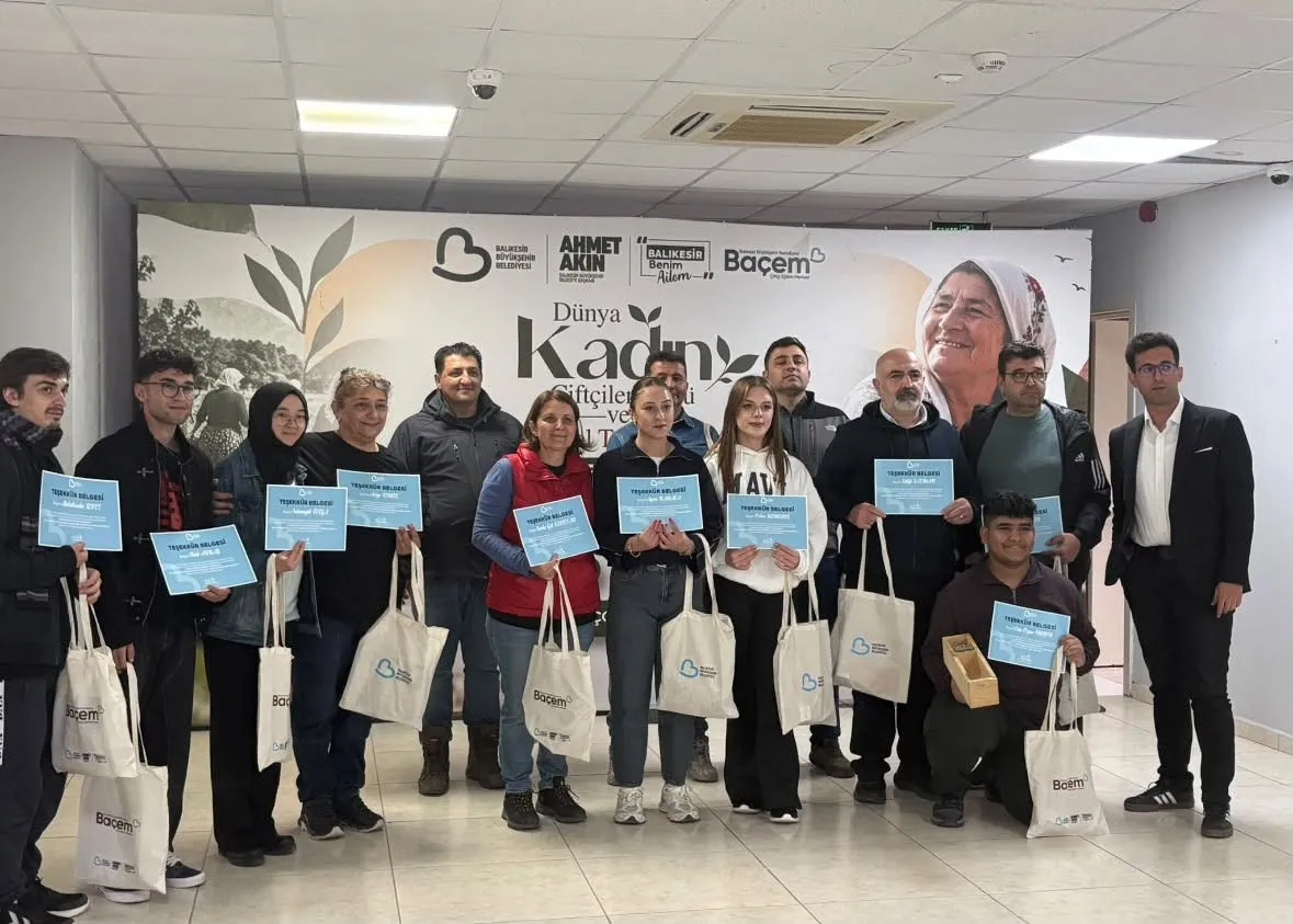 BAÜN Edremit MYO Öğrencilerinden Dünya Kadın Çiftçiler Günü’nde uygulamalı zeytin etkinliği